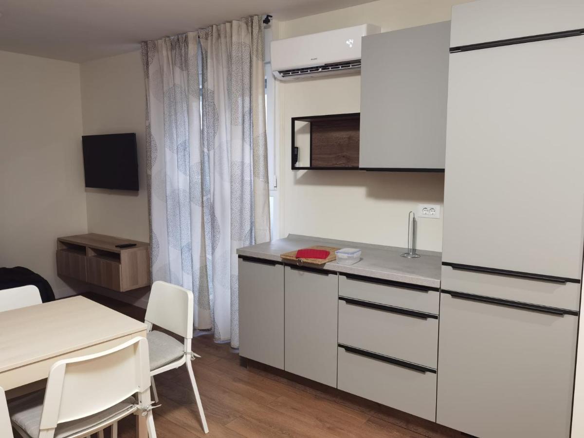 Style 2Br*** Apartment Split Luaran gambar
